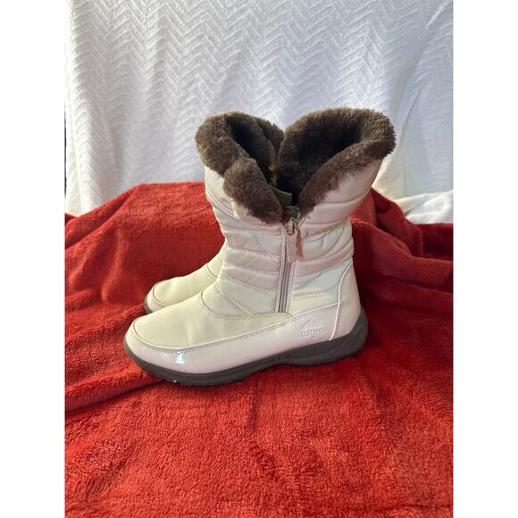 Totes Women’s White Faux Fur Quilted Winter Snow Boots Size 8M - Picture 2 of 7